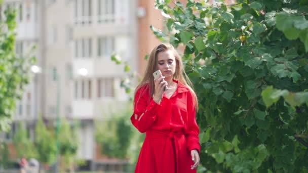 Sad Woman Red Dress City Beautiful Lady Holding Mobile Phone — Stock Video