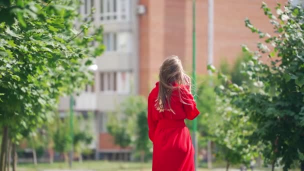 Великолепная Женщина Красном Платье Городе Молодая Женщина Длинными Волосами Разговаривает — стоковое видео