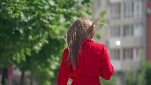 Movimiento Lento Mujer Caminando Aire Libre Vista Posterior Una Joven — Vídeos de Stock