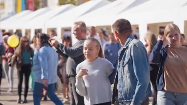 Familienspaziergang Auf Dem Verschwommenen Hintergrund Der Stadt Menschen Der Belebten — Stockvideo