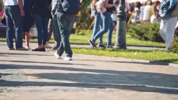 알아보지 못하는 사람들 도시를 있습니다 여름에는 사람들이 천천히 공원에서 휴식을 — 비디오