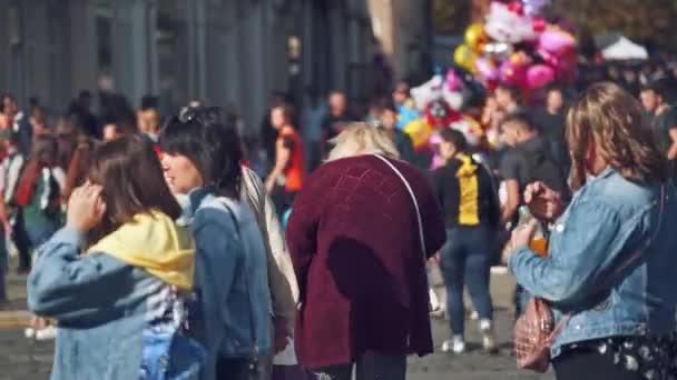 도시에는 사람들이 있습니다 사람들이 붐비는 도시의 위에서 노인들의 뒷모습 거리에서 — 비디오