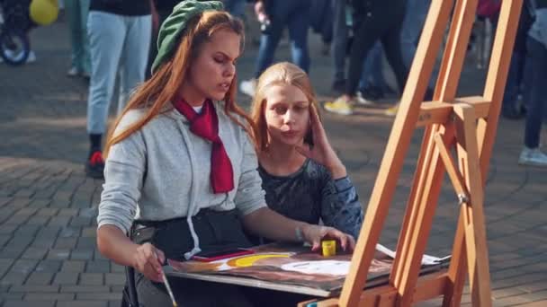 Twee Vrouwen Bij Ezel Mooi Meisje Kunstenaar Schilderen Met Borstel — Stockvideo