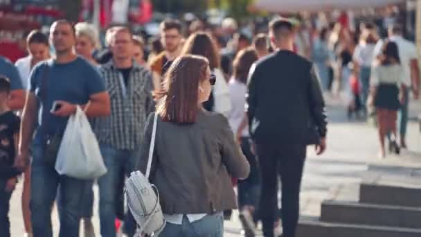 Strada Trafficata Della Città Gente Cammina Lungo Indietro Strada Una — Video Stock