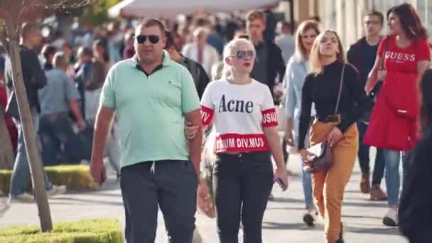 人々は通りを歩いている 都会の生活シーン 夏の日に歩行者で混雑した歩道 — ストック動画