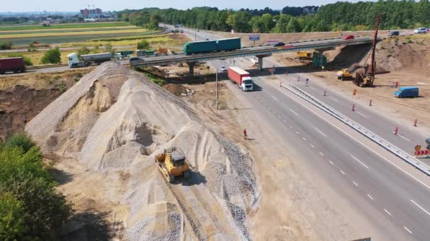 Los Camiones Están Trabajando Cerca Autopista Coches Moviéndose Carretera Nuevo — Vídeo de stock