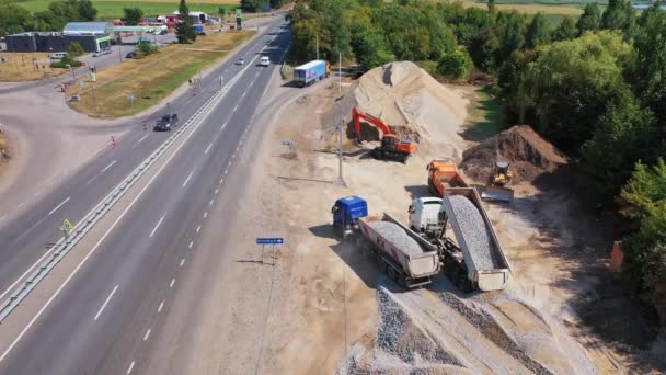 Caminhões Derramando Pedra Granito Máquinas Pesadas Carregam Metal Para Construção — Vídeo de Stock