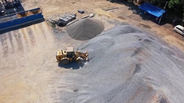 Planta Asfalto Com Bulldozer Funcionando Fábrica Atende Necessidades Construção Estradas — Vídeo de Stock