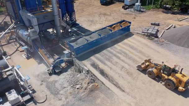 アスファルト工場上からの眺め 屋外で働いている掘削機 現代の機械は そのバケツに砂や砕石を輸送します — ストック動画