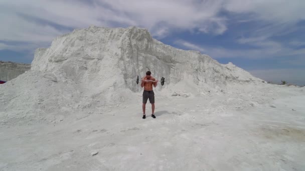 Desportista Levantar Sinos Pesados Nas Montanhas Fisiculturista Fazendo Seu Treino — Vídeo de Stock