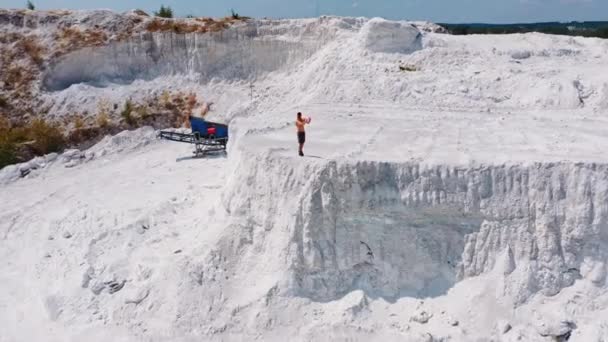 Homme Musclé Sur Bord Colline Blanche Sportif Sans Chemise Montre — Video