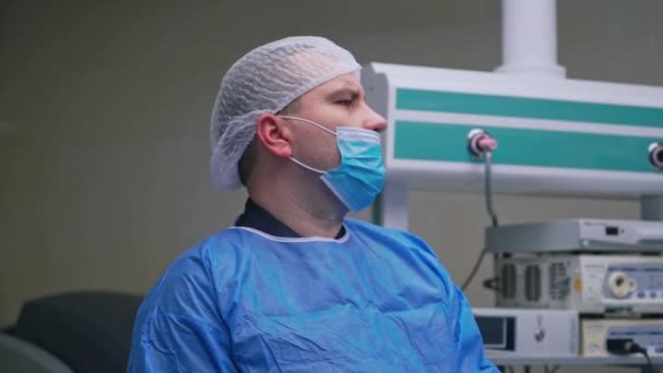 Cirujano Durante Operación Médico Profesional Uniforme Médico Realiza Una Operación — Vídeo de stock