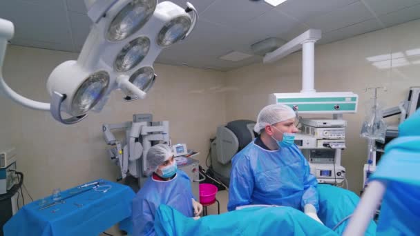 Salle Opération Contemporaine Chirurgien Son Assistant Vêtements Médicaux Opèrent Patient — Video