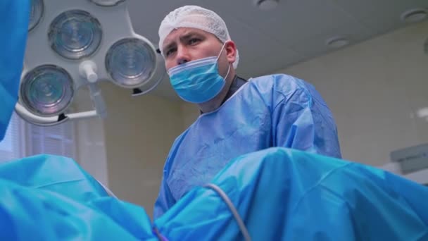 Portrait Chirurgien Qui Regarde Sérieusement Médecin Spécialiste Uniforme Masque Lors — Video