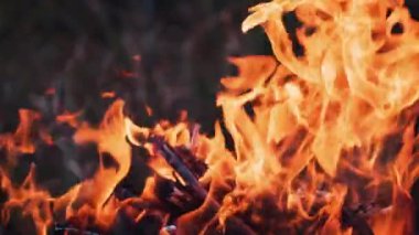 Şenlik ateşi. Ateş gecenin karanlığında yanıyor. Yavaş çekim