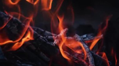 Şöminede ateş yanıyor. İyi akşamlar. Tatil konsepti. Yavaş çekim