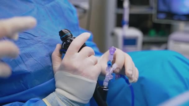 现代医疗设备掌握在外科医生手中 专家在护士的帮助下进行复杂的手术 后续行动 — 图库视频影像