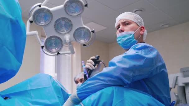 Médico Enfermera Realizan Operaciones Complejas Retrato Cirujano Enmascarado Durante Operación — Vídeo de stock