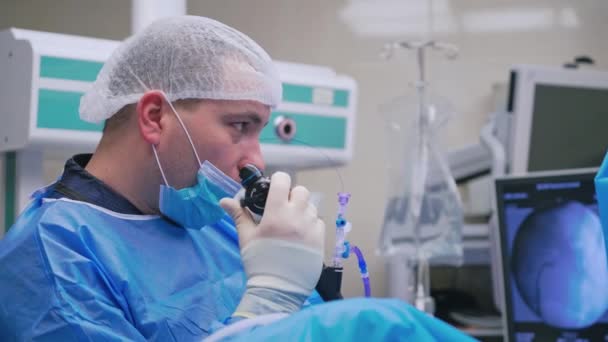 Γιατρός Ιατρική Στολή Κάνει Ενδοσκόπηση Πλευρική Άποψη Ενός Χειρουργού Που — Αρχείο Βίντεο