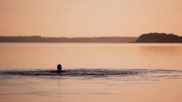 Chico Alegre Agua Por Noche Niño Activo Saltando Río Haciendo — Vídeos de Stock