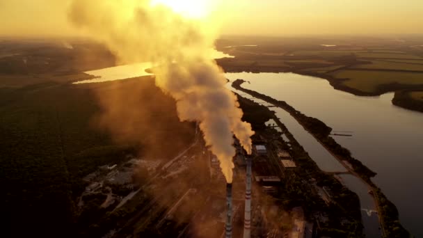 Куріння Заводських Труб Заході Сонця Білий Дим Виливається Заводського Димоходу — стокове відео