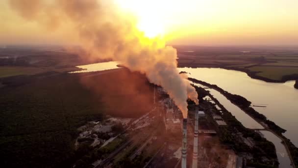 Tuyaux Avec Fumée Sur Fond Naturel Des Champs Verts Nuages — Video