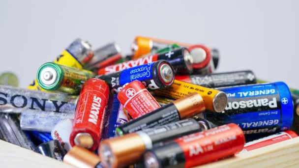 Używane Baterie Recyklingu Wiele Używanych Baterii Aaa Wielkości Stosie — Wideo stockowe