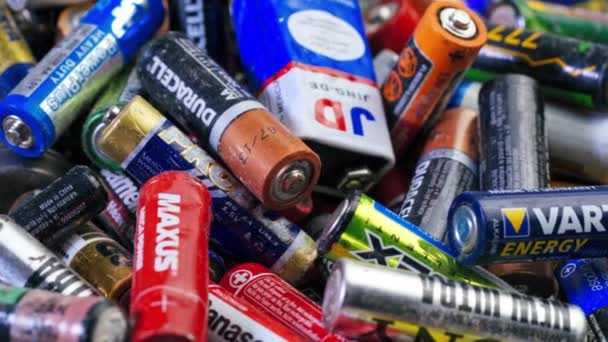 Baterias Usadas Conceito Resíduos Eletrónicos — Vídeo de Stock