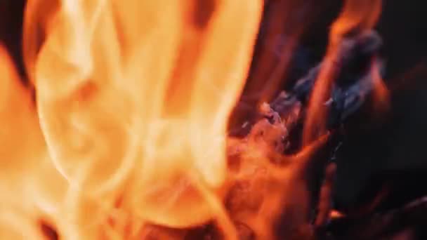 Le feu brûle dans la cheminée. Ambiance du soir. Concept de vacances. Mouvement lent