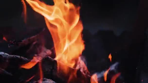 Le feu brûle dans la cheminée, chauffe la maison avec le concept du bois