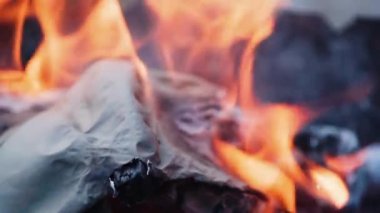 Şenlik ateşinde kağıdı yakarken alev alev yanar