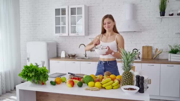 Vrouw Met Verse Salade Keuken Aantrekkelijk Meisje Dat Thuis Biologisch — Stockvideo