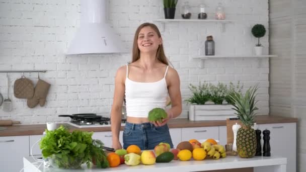 Mulher Saudável Com Corpo Desportivo Cozinha Menina Atraente Segurando Brócolis — Vídeo de Stock