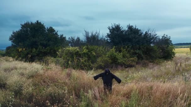 Fantasma Escuro Com Braços Estendidos Uma Figura Assustadora Morte Num — Vídeo de Stock