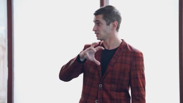 Intervenant Lors Conférence Jeune Homme Costume Moderne Expliquant Quelque Chose — Video