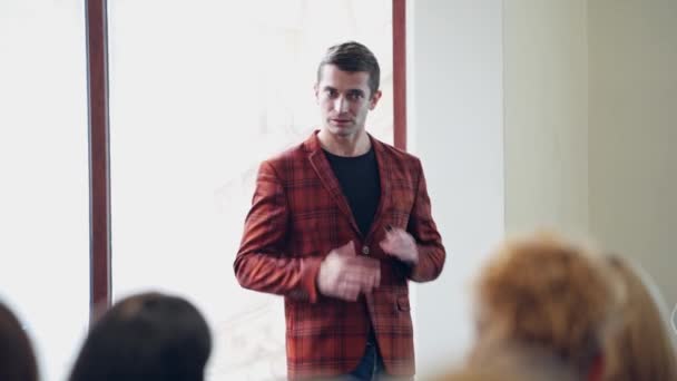 Mladý Podnikatel Schází Vedoucí Představitel Hovořil Diváky Obchodním Fóru Manažer — Stock video