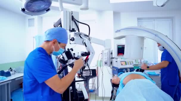 Хирурги Готовят Современное Оборудование Операции Командная Работа Специалистов Операционной Современное — стоковое видео