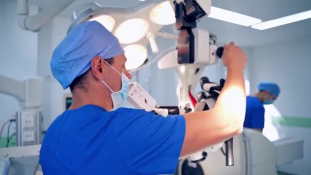 Dokter Met Moderne Medische Apparatuur Chirurg Blauw Uniform Masker Zoek — Stockvideo