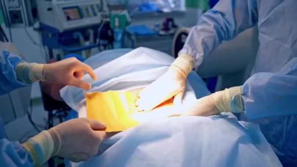 Travail Équipe Chirurgiens Faisant Une Opération Deux Médecins Gants Stériles — Video