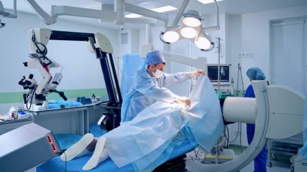 Operationsrummet Kirurg Förbereda Patienten Innan Operationen Kliniken Modern Medicinsk Utrustning — Stockvideo