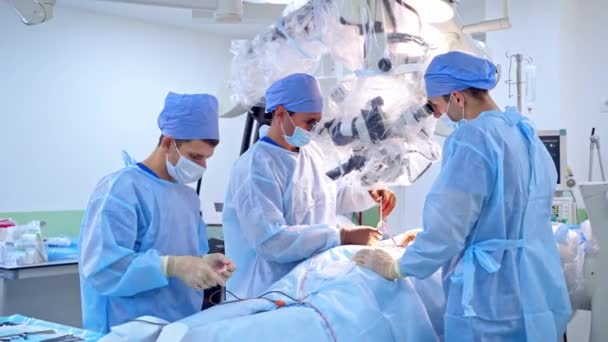 Professionele Chirurgen Voeren Operatie Uit Mannelijke Assistent Helpen Arts Tijdens — Stockvideo