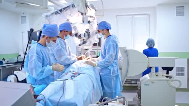 Χειρουργείο Στο Σύγχρονο Χειρουργείο Ομαδική Εργασία Χειρουργών Μπλε Ιατρική Στολή — Αρχείο Βίντεο