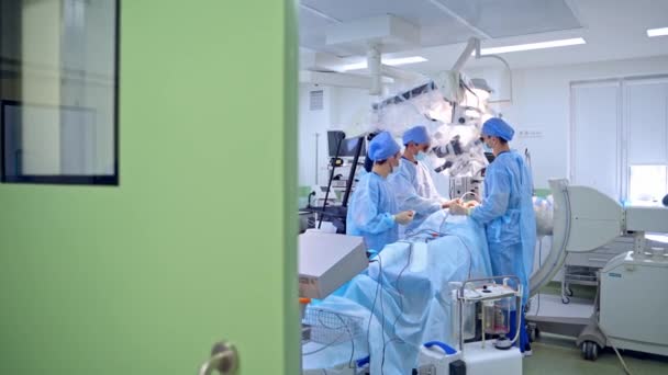 Proces Operacyjny Nowoczesnej Sali Operacyjnej Praca Zespołowa Lekarzy Wykonujących Operacje — Wideo stockowe