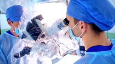 Modern klinikte operasyon süreci. Cerrahların ekip çalışması ameliyathanede tıbbi malzemelerle ameliyat yapıyor. Tıbbi hizmet.