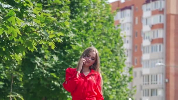 Vacker Flicka Utomhus Söt Ung Kvinna Med Långt Rakt Hår — Stockvideo