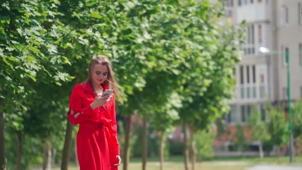 Милая Модель Сотовым Телефоном Красивая Молодая Женщина Ярко Красном Платье — стоковое видео