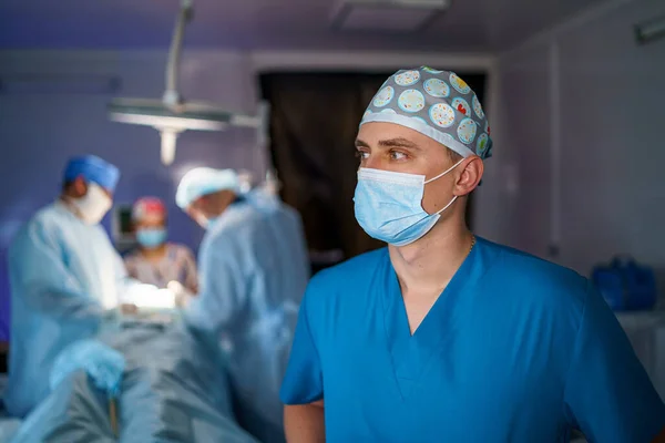 Operatie Chirurg Poseert Terwijl Hij Opereert Speciale Uitrusting Dokter Dichtbij — Stockfoto