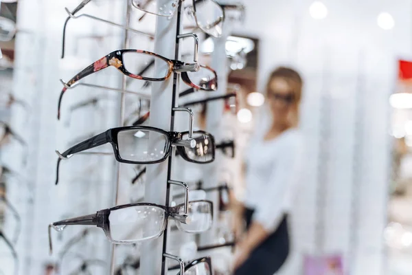 現代の眼科店で眼鏡をかけたショーケース 眼鏡店 光学系の店内にメガネで立ってください 現代の眼科店で眼鏡をかけたショーケース — ストック写真