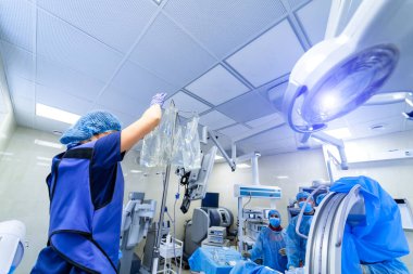 Tıbbi ekip, parlak modern cerrahi odasında cerrahi operasyon gerçekleştiriyor. Ameliyathane. Klinikte modern ekipmanlar. Acil Servis..