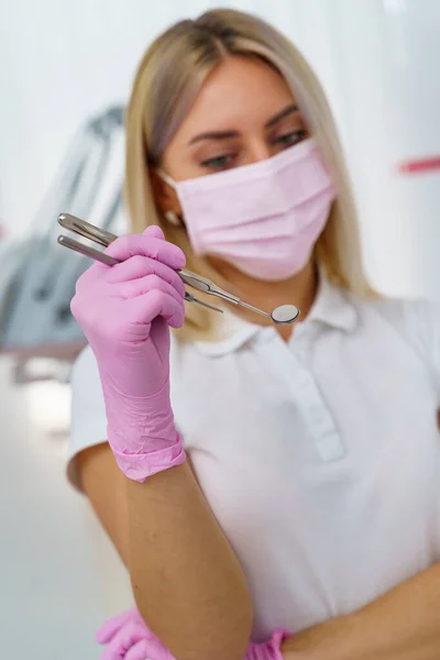 Pinkfarbene Arztkittelmaske Auf Dem Gesicht Einer Ärztin Werkzeuge Zur Untersuchung — Stockfoto